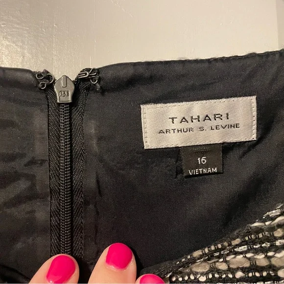 Beautiful Tahari size 16 dress. Great detailing. - Picture 3 of 5